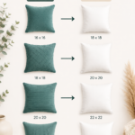 Coussins décoratifs variés sur un canapé moderne.