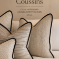 Coussins élégants disposés sur un canapé moderne dans un salon lumineux.