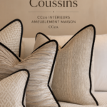 Coussins élégants disposés sur un canapé moderne dans un salon lumineux.