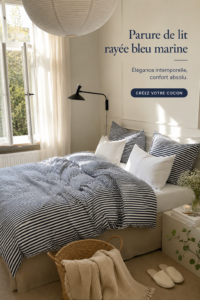 Parure de lit bleu navy rayé sur un lit élégant