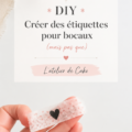Étiquettes personnalisées pour bocaux colorés sur une table en bois