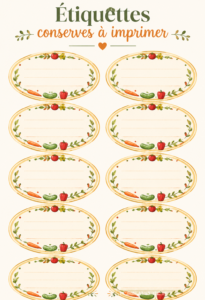 Étiquettes de conserves personnalisées prêtes à imprimer sur une table en bois.