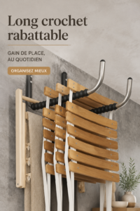 Long crochet rabattable en bois élégant accroché au mur avec des vêtements