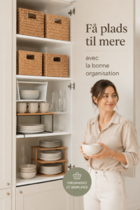 Une pièce claire et organisée avec des rangements pratiques