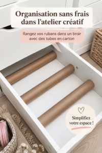 Un atelier créatif bien organisé avec des rubans rangés dans des tubes en carton.