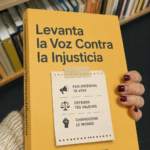Femme prenant la parole lors d'un rassemblement pour la justice sociale