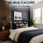 Une chambre avec un mur accent créatif en couleur pastel et éléments décoratifs.