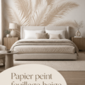 Intérieur élégant avec papier peint feuillage beige et mobilier coordonné.