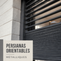 Persiennes orientables en métal dans un intérieur moderne, ajoutant élégance et fonctionnalité.