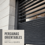 Persiennes orientables en métal dans un intérieur moderne, ajoutant élégance et fonctionnalité.