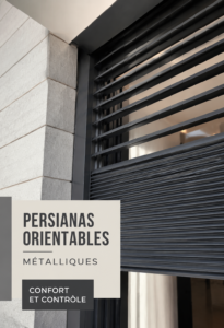 Persiennes orientables en métal dans un intérieur moderne, ajoutant élégance et fonctionnalité.