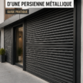 Serrure de persienne métallique à remplacer, mettant en avant un mécanisme de sécurité moderne.