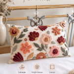 Housse de coussin florale aux motifs abstraits dans un salon moderne.