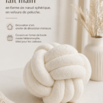 Coussin en velours décoratif en forme de nœud sur un canapé confortable.