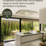 Cuisine moderne avec îlot et accès au patio, ambiance chaleureuse.