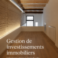 Femme analysant des projets immobiliers dans un cadre chaleureux et moderne