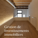 Femme analysant des projets immobiliers dans un cadre chaleureux et moderne