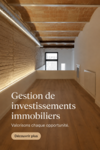Femme analysant des projets immobiliers dans un cadre chaleureux et moderne