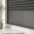 Persiennes orientables de luxe installées dans un salon moderne avec un éclairage chaleureux.