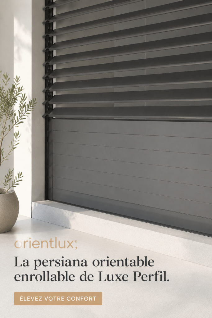 Persiennes orientables de luxe installées dans un salon moderne avec un éclairage chaleureux.