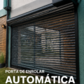 Porte à enrouler automatique moderne intégrée dans un intérieur élégant.