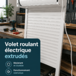 Un salon lumineux avec des volets roulants électriques élégants.