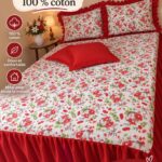 Couvre-lit rouge en coton sur un lit avec des oreillers assortis, créant une ambiance chaleureuse dans la chambre.