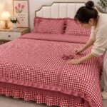 Draps élégants sur un lit bien décoré dans une chambre