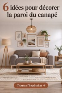 Un salon chaleureux avec un mur décoré de manière créative au-dessus d'un canapé