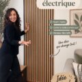 Un salon élégant avec des luminaires habillés de tissus colorés.