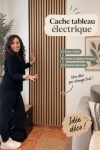 Un salon élégant avec des luminaires habillés de tissus colorés.