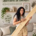 Un salon chaleureux avec un meuble décoratif derrière le canapé.