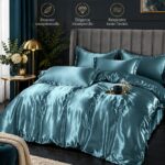 Parure de lit en soie marron dans une chambre élégante avec une décoration douce.