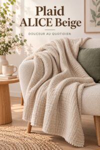 Pluie d'octobre sur un plaid beige Alice, créant une ambiance cosy et chaleureuse dans un salon moderne.