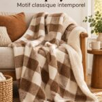 Plaid à motifs colorés drapé sur un canapé dans un salon chaleureux