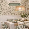 Un salon modernisé avec des touches de couleur chaleureuse et mobilier fonctionnel