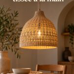 Lampe artisanale tissée à la main apportant une ambiance chaleureuse à un salon
