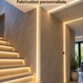 Espace intérieur moderne avec des profils LED intégrés dans la décoration.