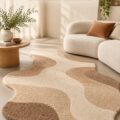 Un salon moderne avec un tapis aux formes irrégulières et une décoration épurée