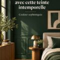 Mur peint en vert foncé avec des éléments décoratifs modernes.