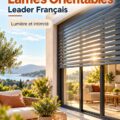 Volets roulants à lames orientables installés dans un salon moderne